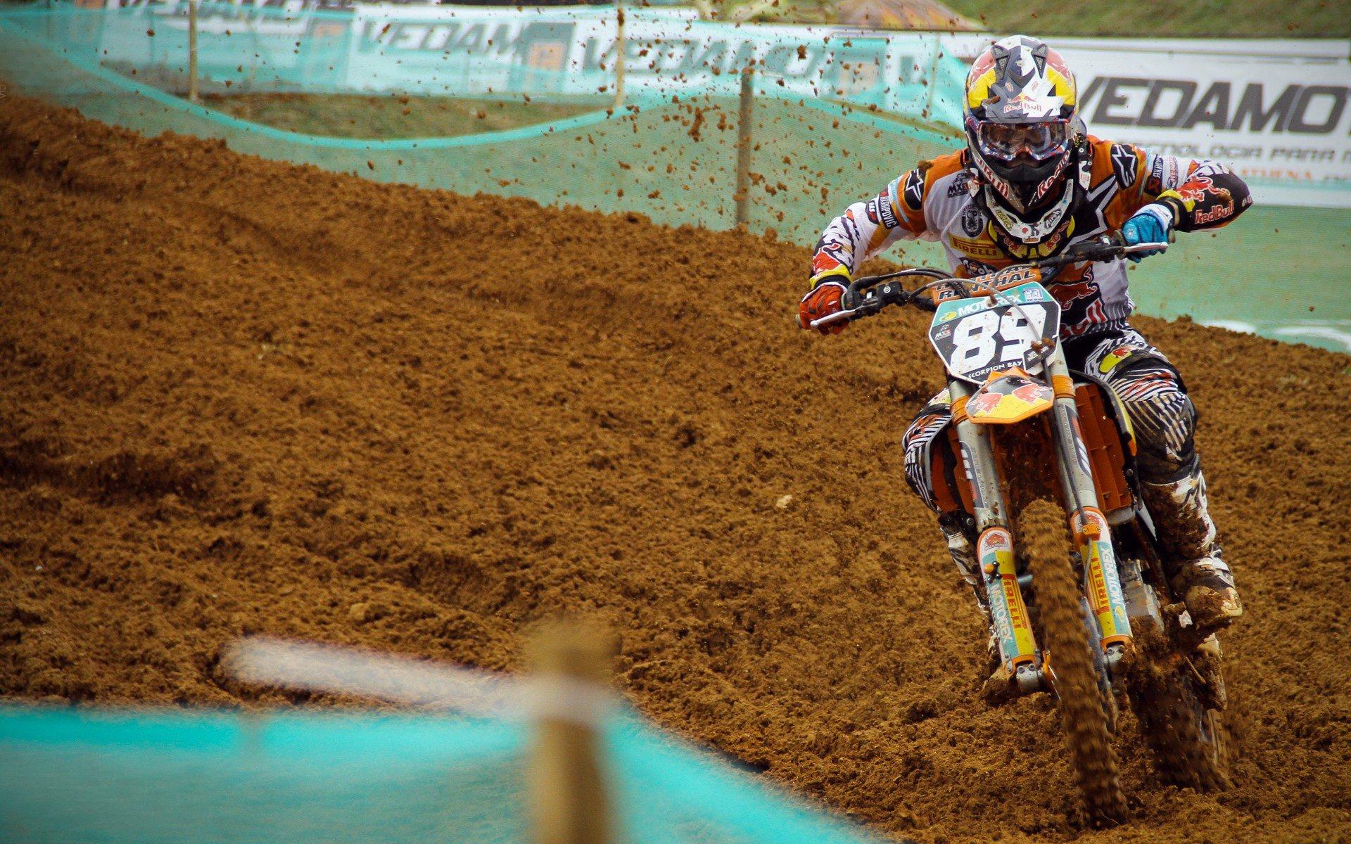 卡拉格质疑巴萨防线欧冠竞争力，红蓝军团后防稳定性再成焦点