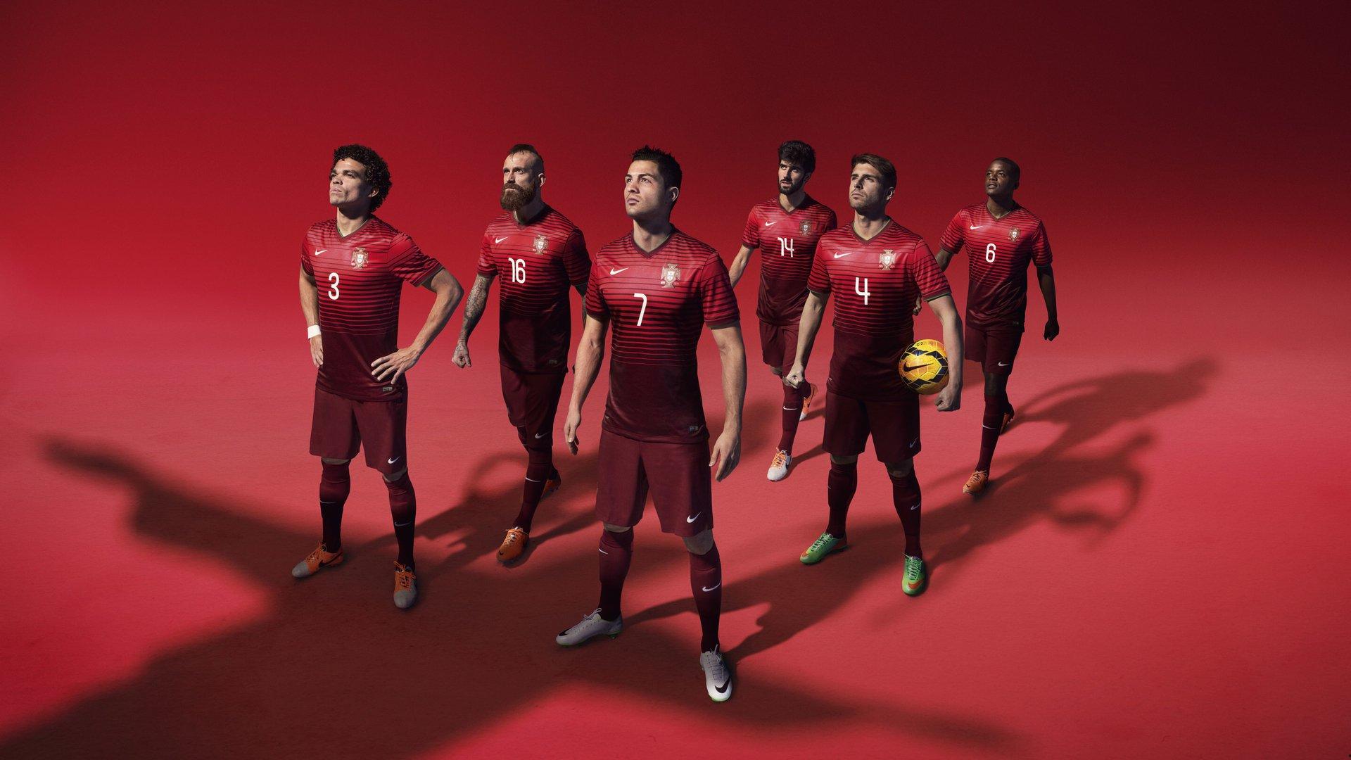 泛黄影像唤醒记忆，欧洲杯老照片定格贝肯鲍尔与克鲁伊夫世纪拥抱